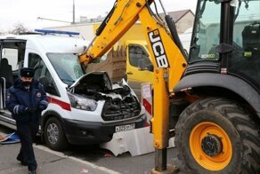 Скорая помощь столкнулась с трактором на востоке Москвы: чудом никто не погиб