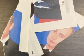 Пятерых полицейских отправили "расследовать дело" о порванном портрете Путина в Петербурге