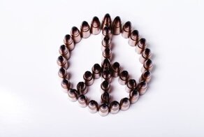 Поставщики смерти: чем опасно запрещенное оружие?