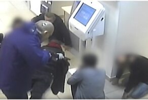 Клиент банка получил смертельное ранение, когда попытался отобрать оружие у грабителя