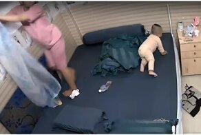Мама успела поймать ребенка в нескольких сантиметрах от пола