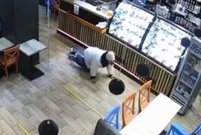 Скрытность 80 lvl: "филигранная" кража антисептика из кафе в Запорожье попала на видео