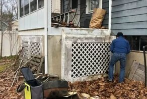 Интересная автомобильная находка: под крыльцом дома обнаружили Volkswagen Rabbit