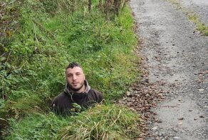 180-сантиметровый британец встал во весь рост в придорожной яме