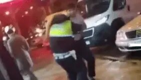 В Краснодаре подростки устроили потасовку с сотрудниками ДПС