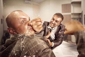 Ссора отцов в родительском чате закончилась дракой со стрельбой