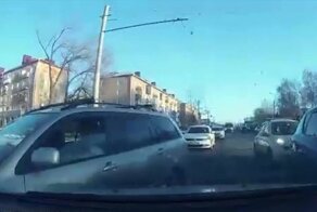 Увернулся на встречную полосу: ДТП из Омска