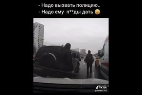 Автомобилисты наказывают автохама, не уступившего  дорогу и подрезающего  Скорую помощь