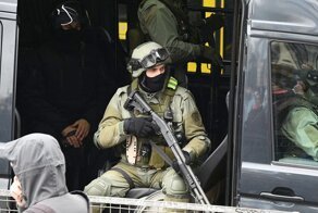 Житель Белоруссии хотел обокрасть микроавтобус, но в нем оказался ОМОН