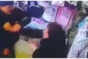 Продавщица дала отпор пожилому грабителю с ножом