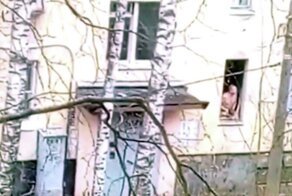 Вооруженный мужчина взял в заложники своих шестерых детей и обещает их убить