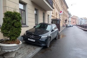 Мушкетерская парковка: Михаил Боярский выставил железного коня на тротуар под своими окнами