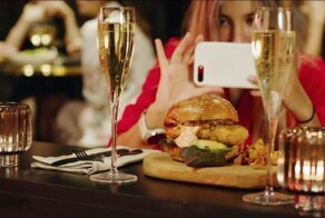 В Тель-Авиве открыли уникальный ресторан, в котором бесплатно угощают курятиной из пробирки: видео