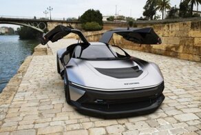 Современный взгляд на DeLorean DMC-12 — футуристический электромобиль, завернутый в нержавеющую сталь