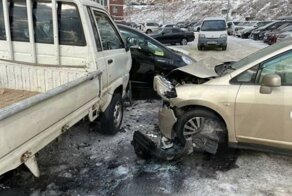 Девушка за рулем автомобиля слетела с косогора и разбила несколько авто