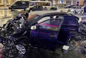 Авария дня. В Минске автомобиль перелетел через монумент Победы и загорелся