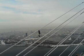 Альпинист на 300-метровой высоте снял клип о своей работе по очистке Русского моста ото льда