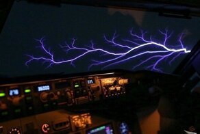 Российская стюардесса запечатлела пугающее природное явление в&nbsp;небе из&nbsp;кабины пилота: видео