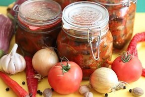 Огурцы в томатной заливке на зиму: 9 рецептов для консервирования