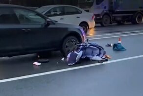 Авария дня. В Петербурге автомобиль сбил мать с двумя детьми