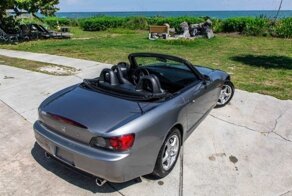 Новый Honda S2000 с минимальным пробегом, припаркованный на 20 лет