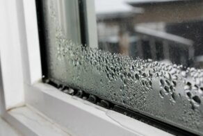 Выясняем причину появления конденсата на окнах и избавляемся от него
