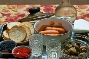 "Единственно, что вернет вас к жизни, это две стопки водки с острой и горячей закуской." (Воланд.)