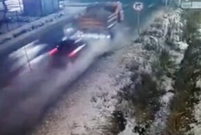 Троих полицейских, влетевших в КамАЗ, проверят на алкогольное опьянение