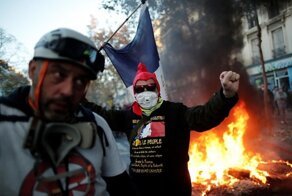 Поджигают машины и жгут файеры: в Париже протестуют против законопроекта "О глобальной безопасности"