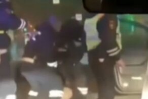 На Урале полицейский с разбега ударил ногой задержанную и попал в объектив