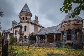 Причудливый замок семьи Елисеевых в Белогорке, брошенный на произвол судьбы
