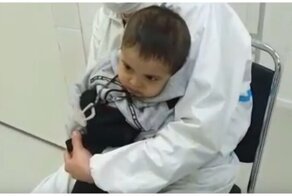 Веселые реаниматологи из Казахстана помогли проглотившему монетку мальчику