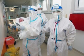 Подключенная к ИВЛ петербурженка с COVID-19 успела родить ребенка и умерла