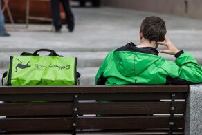 В Москве курьер набросился на охранника из-за палки колбасы