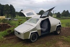 Причудливая версия Tesla Cybertruck на базе старой Toyota Vitz действительно нашла покупателя