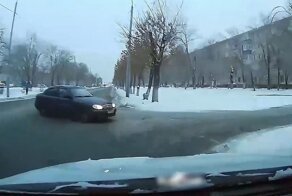 «За рулем был старый дед», — водитель избежал столкновения в Оренбурге