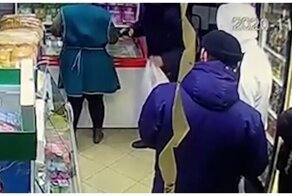 Посетители магазина скрутили рецидивиста, когда он достал пистолет