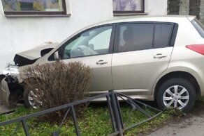 Автомобилистка въехала в стену дома, пытаясь совершить левый поворот