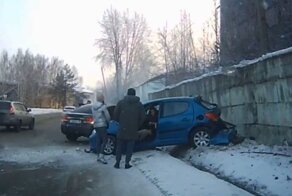 Занос автомобилистки на «Пежо» в Ревде