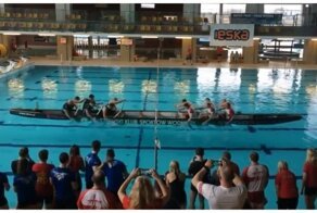 Забавное соревнование гребцов в бассейне