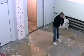 В Сыктывкаре писающий поджигатель испортил подъезд, в котором недавно сделали ремонт