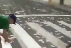 Поиграли в Робин Гуда: грабители банка в Бразилии разбросали часть  украденных денег при отступлении из города