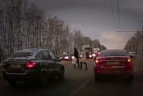 Чудом обошлось! Грузовик едва не сбил пешеходов в Чебоксарах