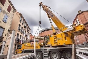 300-килограммового пациента пришлось вытаскивать из дому строительным краном