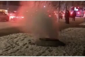 В Москве отскочившая крышка канализационного люка чуть не покалечила девушку