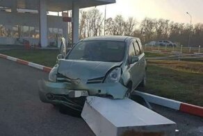 Автомобилистка из Краснодара перепутала педали и устроила аварию на АЗС