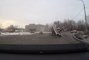 О пользе соблюдения дистанции: в Тольятти грузовик рассыпал на дорогу многотонные трубы
