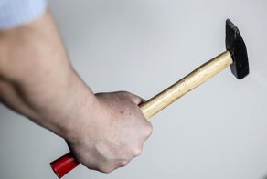 Муж из ревности напал на девушку с молотком, перепутав её с женой