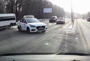 Главное включить поворотник: таксист начудил в Новосибирске