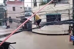 Из-за наводнения молодому отцу пришлось ненадолго стать канатоходцем